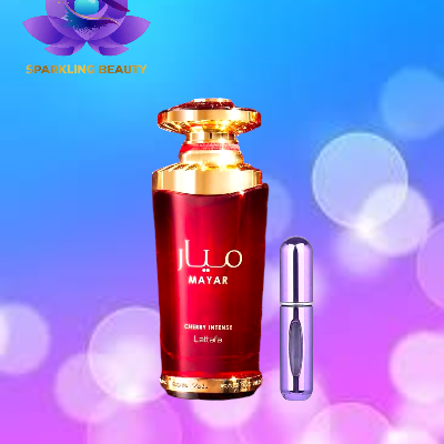 Frasco de perfume vermelho e dourado com texto MAYAR e frasco pequeno roxo sobre fundo colorido