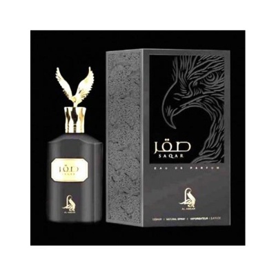 Frasco de perfume preto com tampa dourada em forma de águia ao lado da sua caixa preta decorada