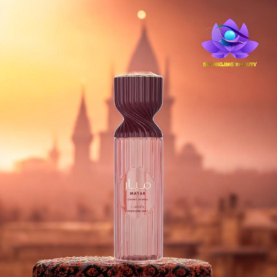 Frasco de perfume rosa com tampa roxa numa superfície com padrão oriental ao pôr do sol