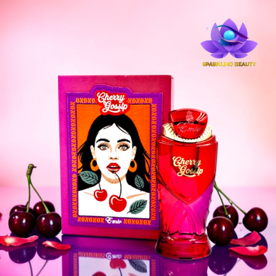 Perfume Cherry Gossip em frasco vermelho ao lado de caixa rosa com ilustração feminina e cerejas