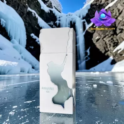 Frasco de perfume RAVINE ICE sobre gelo num cenário congelado com cascatas e logótipo SPARKLING BEAUTY