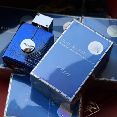 Perfume Club de Nuit Intense Man Iconic em frasco e caixa azuis com detalhes prateados