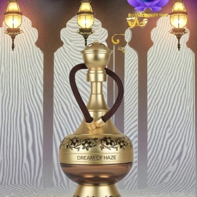 Narguilé dourado com detalhes em preto e texto DREAM OF HAZE, iluminação quente e fundo com padrão ondulado