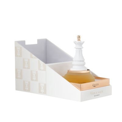 Frasco de perfume Queen Collection com tampa branca em forma de rainha num expositor branco