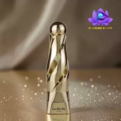 Frasco dourado metálico de perfume La-Di-Da sobre fundo dourado brilhante