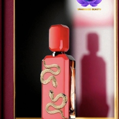 Frasco de perfume vermelho com decoração de serpente dourada e logo 'SPARKLING BEAUTY'