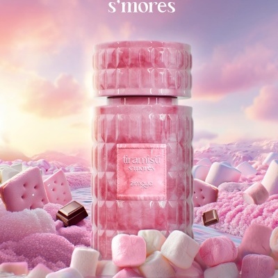 Frasco rosa de vidro com marshmallows coloridos e pedaços de chocolate