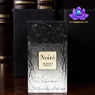 Garrafa de perfume Noire Arabiyat Prestige com design texturizado e gradiente preto para transparente