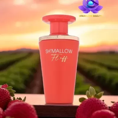 Frasco de perfume coral com texto SH'MALLOW Fluff e morangos em fundo de pôr-do-sol