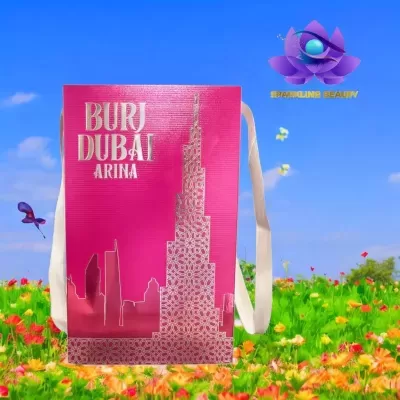 Saco de tecido branco com bolso exterior rosa mostrado ao ar livre com flores e céu azul