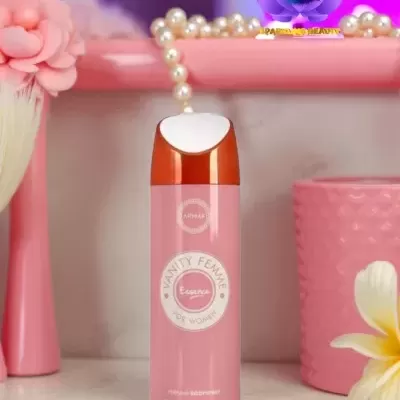 spray desodorizante corporal cor de rosa com tampa cobre numa bancada com decoração rosa e pérolas