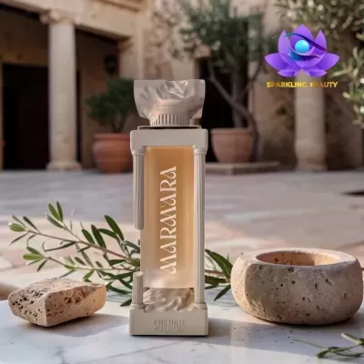 Frasco de perfume MAARAARA em suporte branco com colunas, numa superfície de mármore com plantas e pedras ao redor