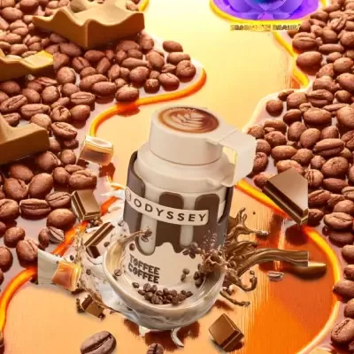 Embalagem de Toffee Coffee Odyssey rodeada por grãos de café e chocolate