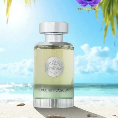 Frasco de perfume COCONUT LAGOON sobre areia de praia com mar e céu azul ao fundo