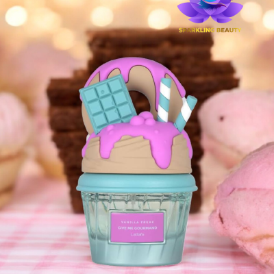 Frasco de perfume decorado com donut rosa e chocolate azul sobre toalha xadrez