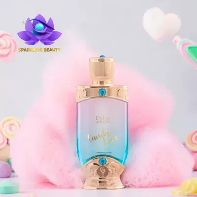 Frasco de perfume azul com detalhes dourados e algodão doce cor-de-rosa