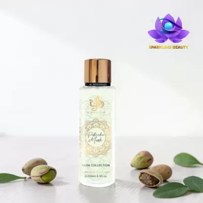 Frasco transparente de body mist Pistachio Musk com tampa dourada e pistácios ao redor.
