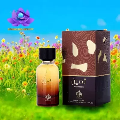 Frasco de perfume e caixa decorativa em ambiente natural com flores
