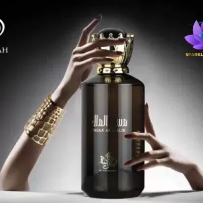 Frasco de perfume elegante e mãos femininas subtilmente decoradas