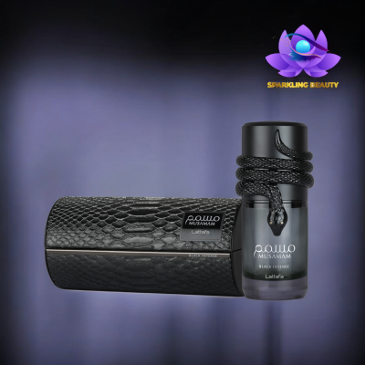 Frasco de perfume fumado com tampa preta e estojo preto texturizado tipo pele de cobra