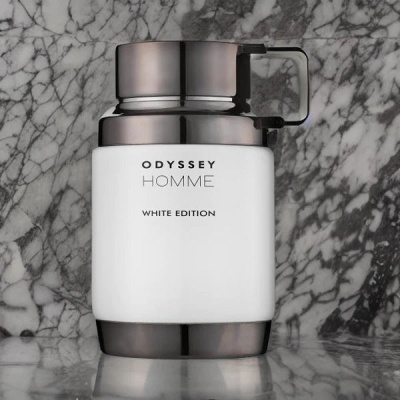 Frasco de perfume masculino ODYSSEY HOMME WHITE EDITION sobre superfície refletora e fundo de mármore