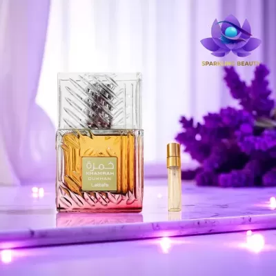 Frasco de perfume KHANRAH DUKHAN Lattafa com pequeno frasco ao lado e decoração lilás