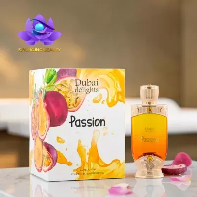 Frasco de perfume amarelo âmbar com caixa branca ilustrada com maracujás e texto Dubai delights Passion.