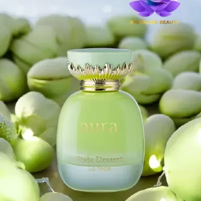 Frasco de perfume verde claro com tampa dourada entre pistachios verdes iluminados