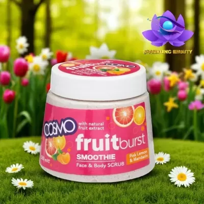 Frasco de esfoliante para rosto e corpo COSMO fruit burst smoothie em relva com flores