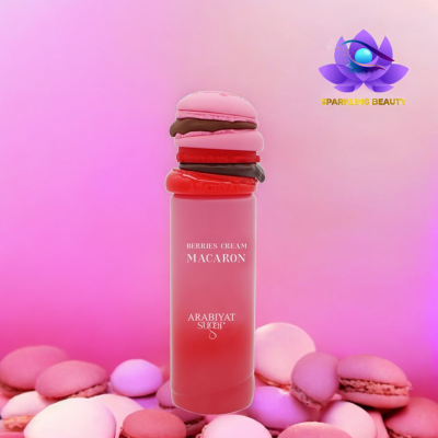 Frasco rosa de perfume com design de macarons coloridos e texto BERRIES CREAM MACARON ARABIYAT sugar.