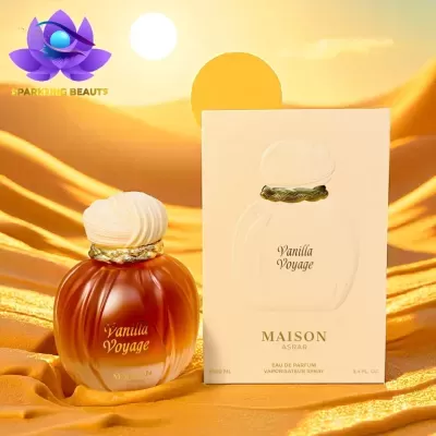 Perfume Vanilla Voyage MAISON ASRAA em vidro âmbar com embalagem creme sobre tecido dourado