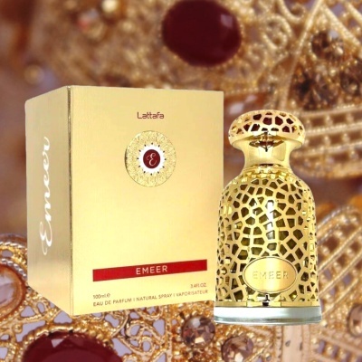 Frasco dourado com padrão de gaiola e caixa amarela clara do perfume Emeer Lattafa.