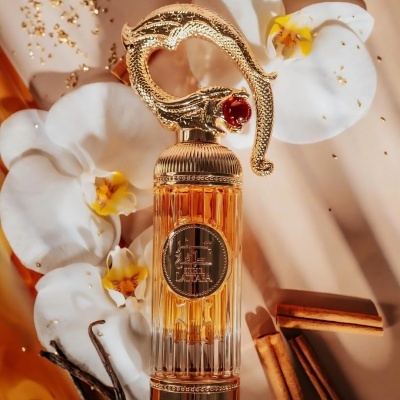 Frasco de perfume elegante com flores brancas e paus de canela