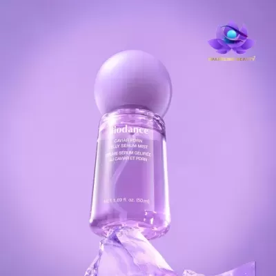 Frasco de sérum Biodance jelly mist roxo com tampa redonda sobre gelo