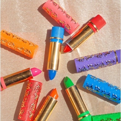 Batons coloridos com embalagens texturizadas florais em círculo