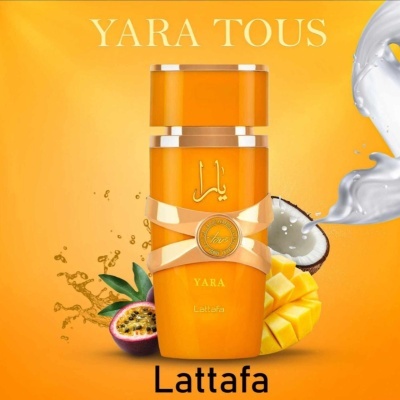 Frasco de perfume laranja com frutas e líquido branco em fundo amarelo