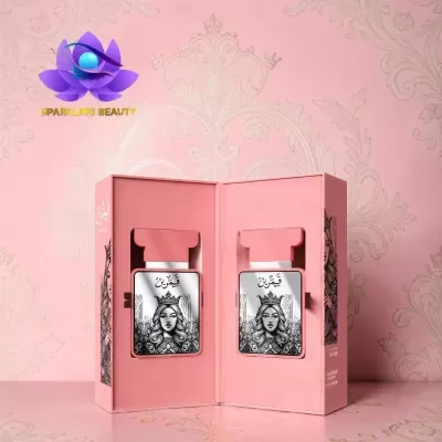 Duas caixas rosas abertas com frascos de perfume prateados com imagem de mulher com coroa