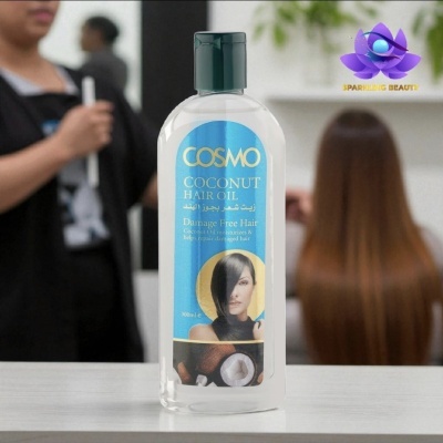 Frasco de óleo capilar COSMO Coconut Hair Oil em fundo de salão de cabeleireiro