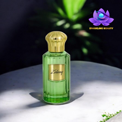 Frasco verde com tampa dourada e rótulo Zeleny sobre mesa branca