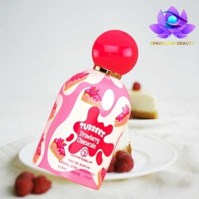 Frasco de perfume Tubefes Strawberry Cheesecake com tampa vermelha e fundo rosa com imagens de cheesecake