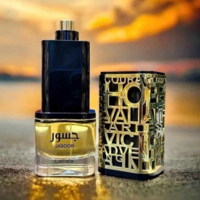 Frasco de perfume Jasoor com tampa dourada com letras recortadas