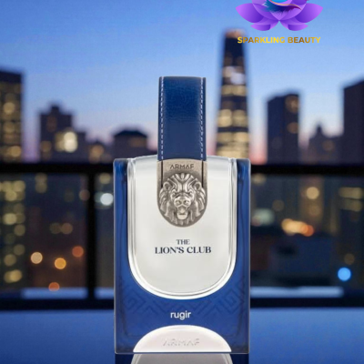 Frasco de perfume azul e prata com gravação de leão e texto