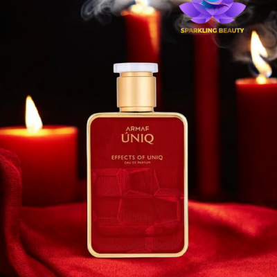 Frasco de perfume vermelho Armaf Úniq com velas vermelhas acesas ao fundo