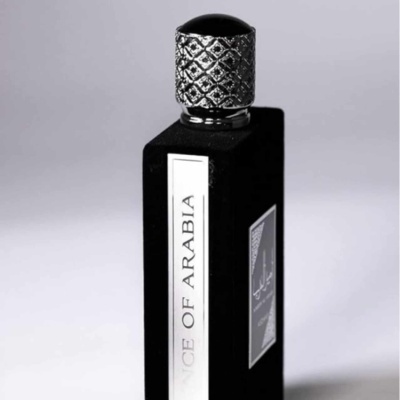 Frasco preto de perfume com tampa prateada texturizada e rótulo branco