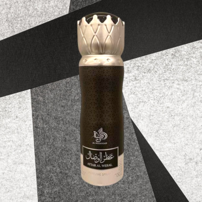 Frasco de spray perfumado preto e dourado com texto Artaf Al Wesal