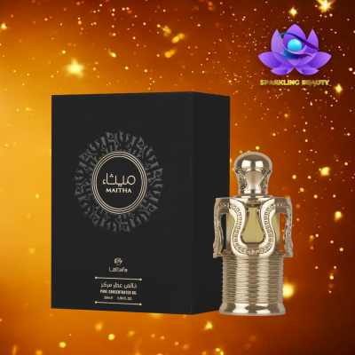 Perfume Maitha na sua embalagem preta e frasco dourado sobre fundo laranja brilhante