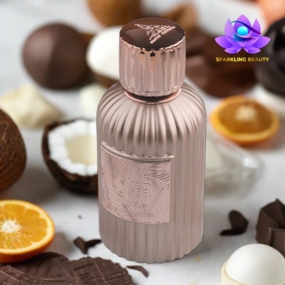 Frasco rosa dourado decorativo com frutas e chocolates ao redor