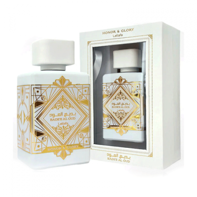 Frasco e embalagem de perfume BADAL AL OUD branco com detalhes dourados em fundo branco