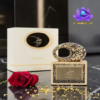 Frasco de perfume dourado e preto com embalagem branca e rosa vermelha