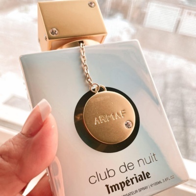 Frasco de perfume Club de Nuit Impériale com medalha dourada